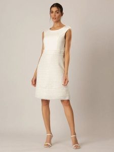 APART Sukienka w kolorze kremowym rozmiar: 38. Brązowe sukienki Apart, bez wzorów, bez kołnierzyka, bez ramiączek, midi. Za 264,15 zł.