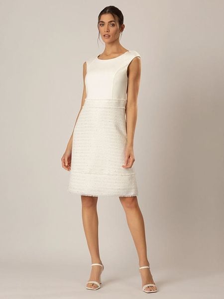 APART Sukienka w kolorze kremowym rozmiar: 38. Brązowe sukienki Apart, bez wzorów, bez kołnierzyka, bez ramiączek, midi. Za 264,15 zł.