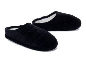 AXIM 7P24074 czarny, kapcie damskie. Czarne kapcie Axim, bez wzorów. Za 34,99 zł.