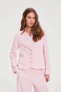 Jednorzędowa marynarka różowa. Czerwone marynarki i żakiety MOODO, l, bez wzorów, z elastanu. Za 199,99 zł.