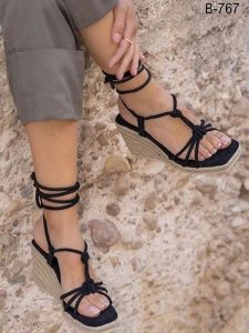 Bellucci Sandały w kolorze czarnym na koturnie rozmiar: 41. Czarne sandały Bellucci, bez wzorów, z otwartym noskiem, bez obcasa, na koturnie, bez zapięcia. Za 73,99 zł.