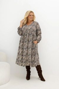 Wzorzysta sukienka midi Everyday Beauty z dekoltem V i kieszeniami w odcieniach szarości, beżu i brązu Plus Size Oversize. Szare sukienki Moda Size Plus Iwanek, do pracy, na jesień, l, bez wzorów, z materiału, biznesowe, bez kołnierzyka, plus size, bez ramiączek, maxi, oversize. Za 289,90 zł.