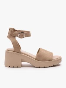 Piaskowe sandały na traperowym spodzie. Brązowe sandały Ryłko, bez wzorów, ze skóry, z okrągłym noskiem, bez obcasa, na obcasie, bez zapięcia. Za 379,99 zł.