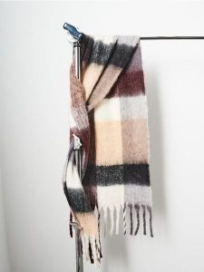 Szalik w kratę z frędzlami - wielobarwny. Szaliki Sinsay, bez wzorów. W wyprzedaży za 15,99 zł.