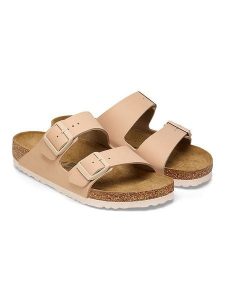 Birkenstock Klapki "Arizona BF" w kolorze beżowym rozmiar: 41. Brązowe klapki Birkenstock, bez wzorów, z otwartym noskiem, bez obcasa. Za 330,67 zł.