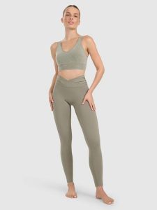 4F Legginsy do jogi i pilatesu szybkoschnące damskie - zielone L. Zielone legginsy 4f, bez wzorów, z dzianiny, z podwyższonym stanem. W wyprzedaży za 139,99 zł.