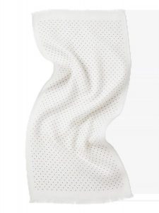 Chusta damska WINGS 180x90 cm czarno białe groszki. Białe apaszki i chusty WINGS, bez wzorów, z bawełny, eleganckie. Za 59,90 zł.