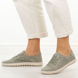 Zielone skórzane półbuty damskie Jezzi 9771. Zielone półbuty Jezzi, na lato, w ażurowe wzory, z jeansu, z okrągłym noskiem, bez obcasa, bez zapięcia. Za 219,00 zł.