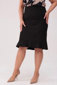 Elegancka czarna ołówkowa spódnica Amelia z falbanką PLUS SIZE XXL OVERSIZE WIOSNA. Czarne spódnice Moda Size Plus Iwanek, do pracy, na wiosnę, plus size, bez wzorów, z elastanu, biznesowe, plus size, midi. W wyprzedaży za 69,90 zł.