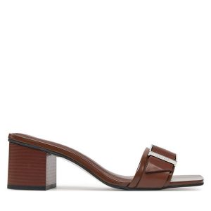 Klapki Calvin Klein. Brązowe klapki Calvin Klein, bez wzorów, bez obcasa. Za 439,99 zł.