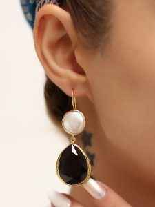 L'Atelier de Gaia Pozłacane kolczyki z perłami i kocim okiem rozmiar: onesize. Czarne kolczyki L'Atelier de Gaia, z perłą, pozłacane. Za 69,99 zł.