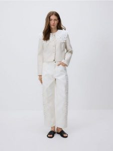 Marynarka z koronkowym kołnierzykiem - beżowy. Brązowe marynarki i żakiety Reserved, l, bez wzorów, z koronki, klasyczne. Za 239,99 zł.