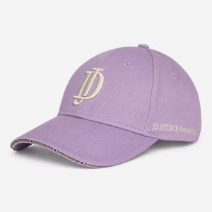 Czapka z daszkiem Aya Lavender JD ATTACK. Fioletowe czapki JD ATTACK, z aplikacjami, z żakardem, eleganckie. Za 109,00 zł.