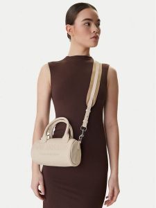 LOVE MOSCHINO Torebka JC4054PP1OLE0110 Écru. Białe torebki klasyczne LOVE MOSCHINO, bez wzorów, ze skóry, bez dodatków. Za 621,99 zł.