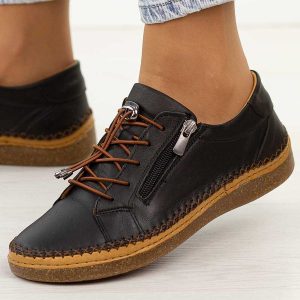 Czarne skórzane półbuty damskie T.Sokolski 8207. Czarne półbuty Sokolski, na jesień, bez wzorów, z jeansu, z okrągłym noskiem, bez obcasa, na płaskiej podeszwie, bez zapięcia. Za 319,00 zł.