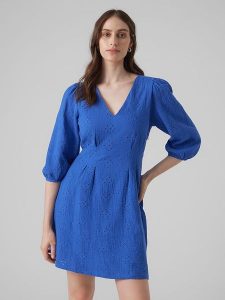 Vero Moda Sukienka w kolorze niebieskim rozmiar: M. Niebieskie sukienki Vero Moda, m, bez wzorów, z bawełny, bez kołnierzyka, bez ramiączek, mini. Za 92,21 zł.