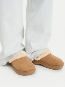 Crocs Klapki Classic Unfurgettable Suede Clog 212106 Beżowy. Brązowe klapki Crocs, bez wzorów, ze skóry, bez obcasa. Za 269,99 zł.