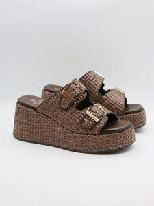 Bellucci Klapki w kolorze jasnobrązowym na koturnie rozmiar: 39. Brązowe klapki Bellucci, bez wzorów, z otwartym noskiem, bez obcasa, na koturnie. Za 121,99 zł.