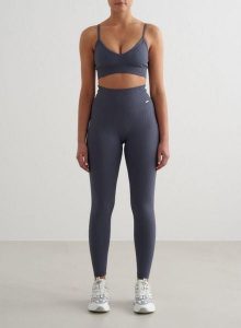 Damskie legginsy bezszwowe, prążkowane, wysoki stan, squat proof niebieskie. Niebieskie legginsy AIM'N, bez wzorów, z dzianiny, z podwyższonym stanem. Za 254,00 zł.