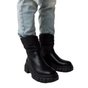 Czarne ocieplane pikowane śniegowce Hoffman. Czarne buty zimowe z okrągłym noskiem, za kostkę, bez obcasa, bez zapięcia. Za 142,06 zł.