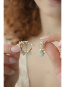 Pierres delicates Pozłacane kolczyki-półkreole z opalami rozmiar: onesize. Niebieskie kolczyki Pierres delicates, z opalem, pozłacane. Za 52,55 zł.