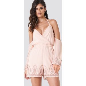 NA-KD Boho Kombinezon ze zdobieniami - Pink. Kombinezony marki TRIBORD. W wyprzedaży za 40,47 zł.