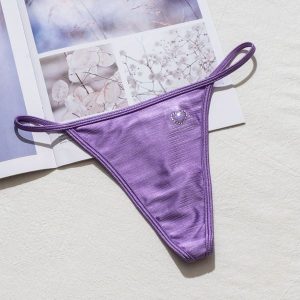 Stringi z wysokim wycięciem idealne pod obcisłe ubrania Domiziana. Zielone stringi Intica, bez wzorów, z materiału. Za 69,00 zł.