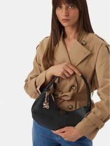 Guess Torebka Gilda HWZG97 47010 Czarny. Czarne torebki klasyczne Guess, z aplikacjami, ze skóry, bez dodatków. Za 489,99 zł.