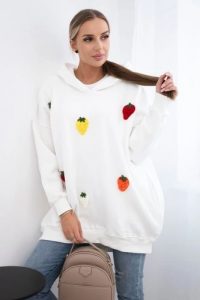 Bluza ocieplana z motywem truskawek ecru. Bluzy KESI, l, bez wzorów, z bawełny, bez kaptura. Za 313,67 zł.