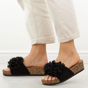 Czarne klapki damskie Potocki 17300. Czarne klapki POTOCKI, z aplikacjami, z jeansu, bez obcasa, na koturnie. Za 89,00 zł.