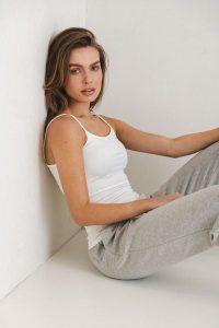 TOP SIA ECRU L - Flawless. Topy Flawless, l, bez wzorów, z jeansu, bez kołnierzyka, bez ramiączek. Za 137,00 zł.