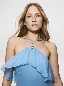 Naszyjnik z zawieszką - jasnoniebieski. Niebieskie naszyjniki Reserved. W wyprzedaży za 27,99 zł.