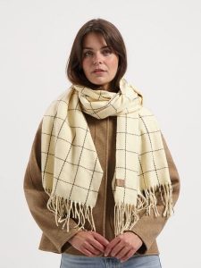 TRAVELIN' Szal w kolorze beżowym rozmiar: onesize. Brązowe szaliki Travelin', bez wzorów, z materiału. Za 152,99 zł.