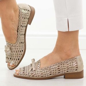 Złote ażurowe półbuty damskie M.Daszyński 25113-10. Żółte półbuty M.Daszyński, na lato, w ażurowe wzory, ze skóry, z otwartym noskiem, bez obcasa, na płaskiej podeszwie, bez zapięcia. Za 219,00 zł.