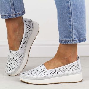 Białe skórzane ażurowe półbuty damskie Filippo Dp4555/26. Brązowe półbuty Filippo, na lato, w ażurowe wzory, ze skóry, bez obcasa, bez zapięcia. W wyprzedaży za 192,72 zł.