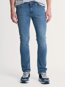 Jeansy męskie dopasowane z przetarciami niebieskie Tobias 367. Niebieskie rurki Big Star, z denimu. W wyprzedaży za 299,99 zł.
