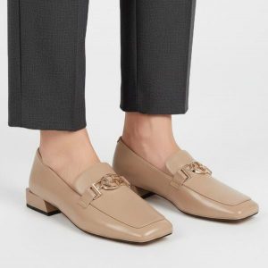 Półbuty damskie S.Barski, cholewka skóra naturalna licowa gładka fason niski kwadratowy nosek ozdobny metalowy element na podbiciu niski stabilny obc. Brązowe czółenka S.BARSKI, bez wzorów, ze skóry, bez obcasa, na obcasie, bez zapięcia. Za 389,00 zł.