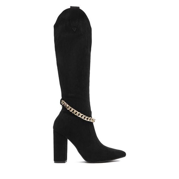 Kozaki DeeZee. Czarne kozaki DeeZee, bez wzorów, bez obcasa, na słupku, bez zapięcia. Za 249,99 zł.