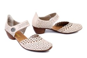 RIEKER 43753-60 beige, czółenka damskie. Brązowe czółenka Rieker, bez wzorów, bez obcasa, na obcasie, bez zapięcia. Za 319,90 zł.