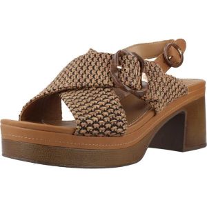 Sandały CARMELA 163157C Brązowy. Brązowe buty trekkingowe Carmela, bez wzorów, ze skóry, bez obcasa, bez zapięcia. Za 281,99 zł.