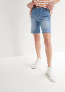 Bermudy jeansowe ze średnim stanem. Niebieskie jeansy bonprix, bez wzorów, z jeansu. Za 87,99 zł.