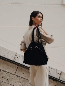 Maison héritage PARIS Skórzany shopper bag "Naya" w kolorze czarnym - 41 x 30 x 10 cm rozmiar: onesize. Czarne shopper bag Maison héritage PARIS, bez wzorów, z materiału, na ramię, bez dodatków. Za 434,99 zł.