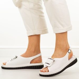 Białe skórzane sandały damskie T.Sokolski 475. Białe sandały Sokolski, z aplikacjami, z jeansu, bez obcasa, na platformie, bez zapięcia. Za 219,00 zł.