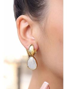 Pierres delicates Pozłacane kolczyki z masą perłową rozmiar: onesize. Białe kolczyki Pierres delicates, z perłą, pozłacane. Za 82,95 zł.