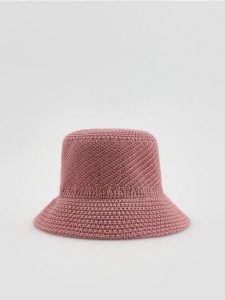 Pleciony kapelusz bucket - jasnofioletowy. Fioletowe kapelusze Reserved, bez wzorów. Za 69,99 zł.