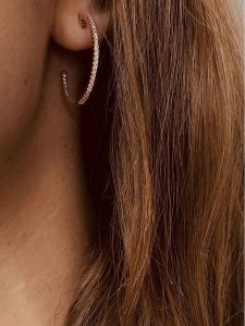 Les Petites Précieuses Pozłacane kolczyki-kreole z cyrkoniami rozmiar: onesize. Żółte kolczyki Les Petites Précieuses, z cyrkonią, pozłacane. Za 130,99 zł.