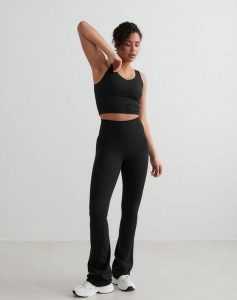 Damskie legginsy rozszerzane z wysokim stanem dla wysokich czarne. Czarne legginsy AIM'N, bez wzorów, z elastanu, z podwyższonym stanem, długie. Za 344,00 zł.