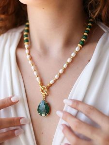 Pierres de Jade Pozłacany naszyjnik z elementami ozdobnymi - dł. 47 cm rozmiar: onesize. Białe naszyjniki Pierres de Jade, z malachitem, pozłacane. Za 146,28 zł.