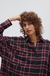 Koszula typu oversize w kratę GRANATOWO BORDOWĄ - RENO -M/L. Czerwone koszule Marsala, l, bez wzorów, z poliesteru, bez kołnierzyka, bez ramiączek. Za 329,90 zł.