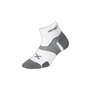 Skarpety 1-4 2XU Vectr Cushion. Białe skarpetki 2XU, bez wzorów, z lycry. Za 85,65 zł.